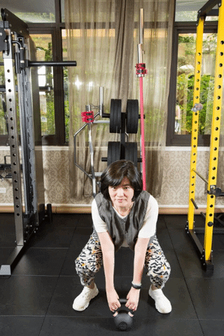 運動但成效有限？防護員推薦：4種在家「對症運動」，改善駝背、膝蓋痛、腿無力_img_3