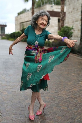 為何時尚雜誌永遠只出現年輕女子？美國街拍攝影師Ari Seth Cohen，專拍60歲以上的女人_img_2