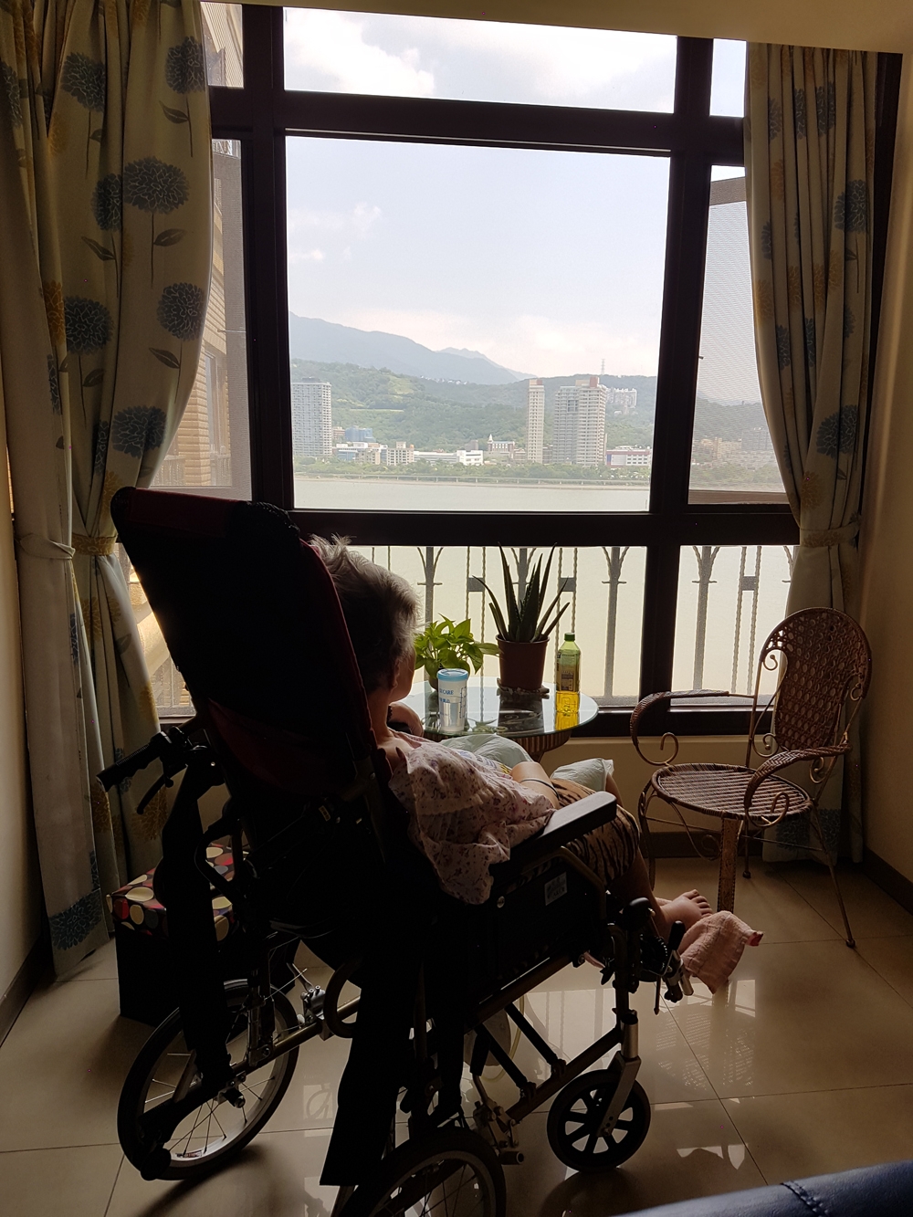 在河岸的家,鍾文音重溫和母親朝夕相處的日子。