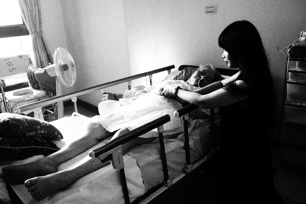 鍾文音照顧母親的日常情景。