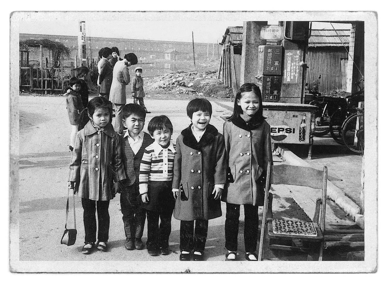 童年時的鍾文音與母親。