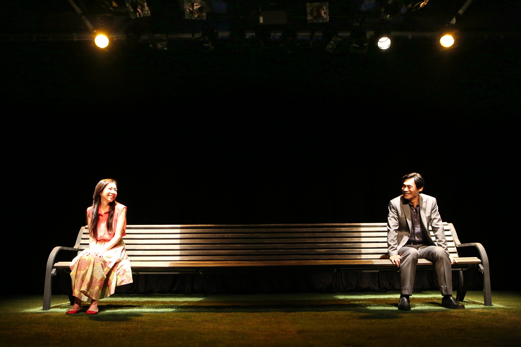 演戲可能得展現更多自我,但這10幾年來不再只唱歌的萬芳,也勇於挑戰(圖為《收信快樂》舞台劇劇照)。