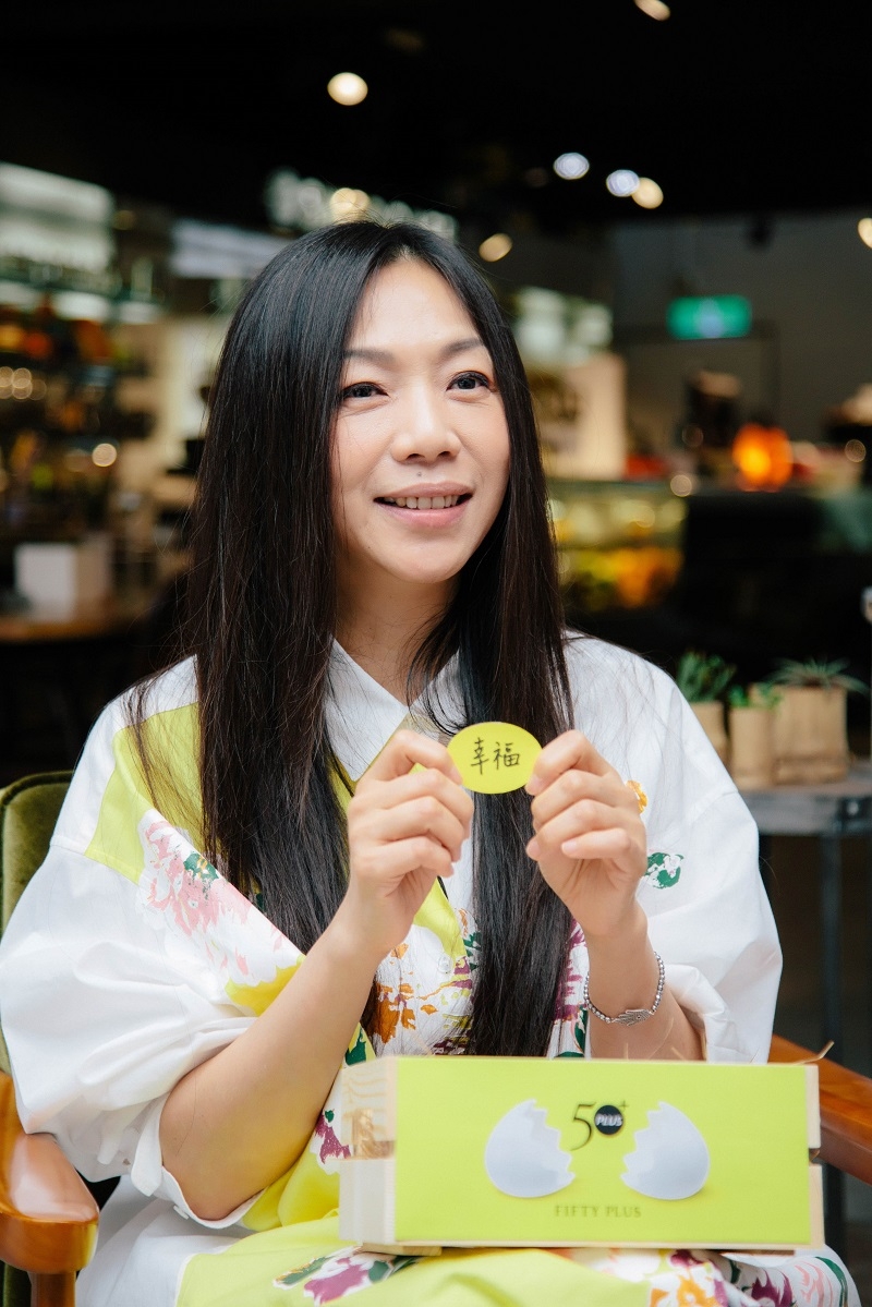 萬芳認為,50歲的幸福就是,終於可以接受不完整。