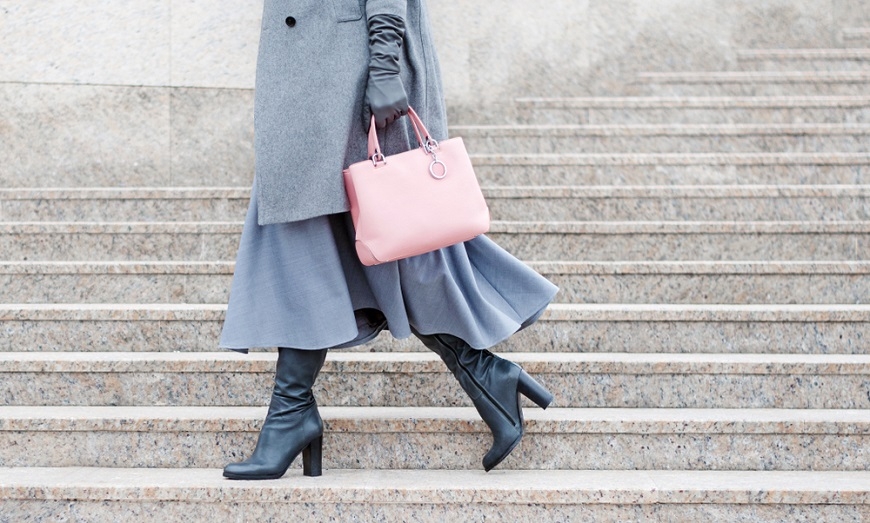 以「輕」為原則,兼具實用與時尚的50+春季日系穿搭_img_5