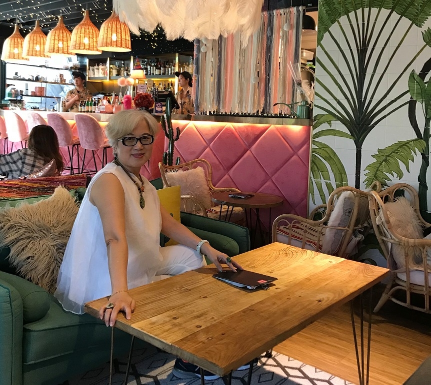 清爽、乾淨又為肌膚打光，50+的夏日白色衣服穿搭指南_img_1