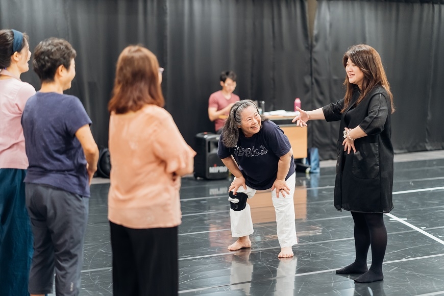 魏世芬是一個聲音魔法師，在她的引導下，無論過去如何，每個人的臉上都顯現出現在擁有閃亮的日子。