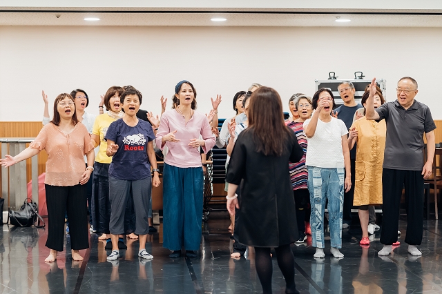 魏世芬魅力無窮，光是聽她說話，就像順著毛流梳理一樣，心情能冷靜下來，歡唱起：「我們現在擁有閃亮的日子｣。