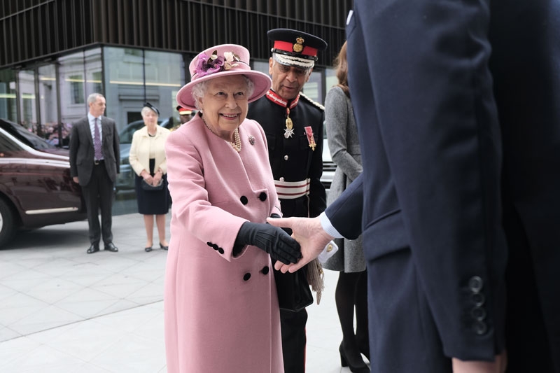 穿得鮮豔如何不俗?向英國女王學穿搭:掌握4原則,亮眼又高雅_img_1