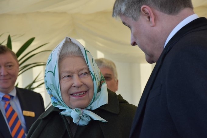 穿得鮮豔如何不俗?向英國女王學穿搭:掌握4原則,亮眼又高雅_img_6