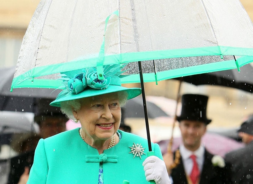 穿得鮮豔如何不俗?向英國女王學穿搭:掌握4原則,亮眼又高雅_img_8