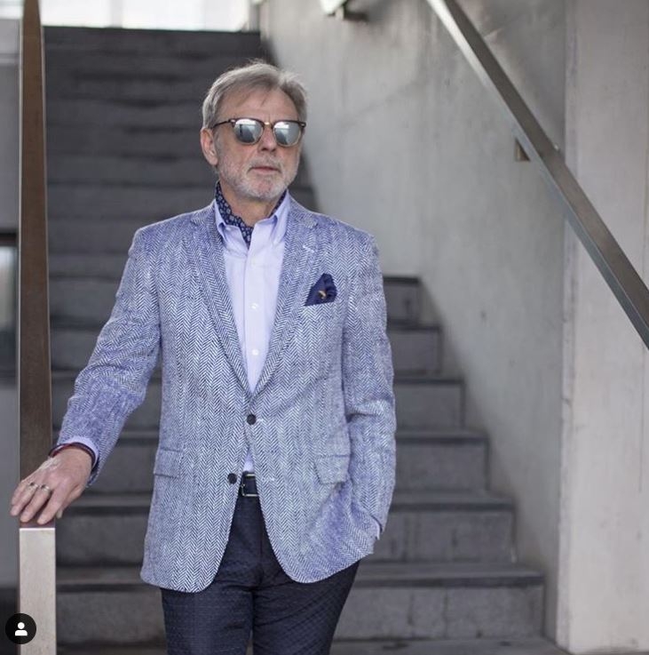 襯衫、T恤、牛仔褲怎麼選?50後熟男質感穿搭:選對8樣單品,小改變就很有型_img_2