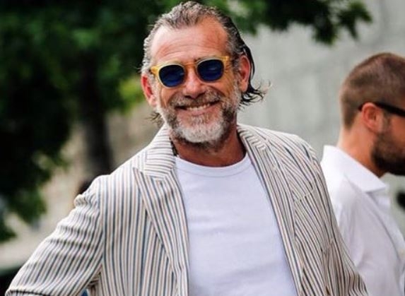 襯衫、T恤、牛仔褲怎麼選?50後熟男質感穿搭:選對8樣單品,小改變就很有型_img_13