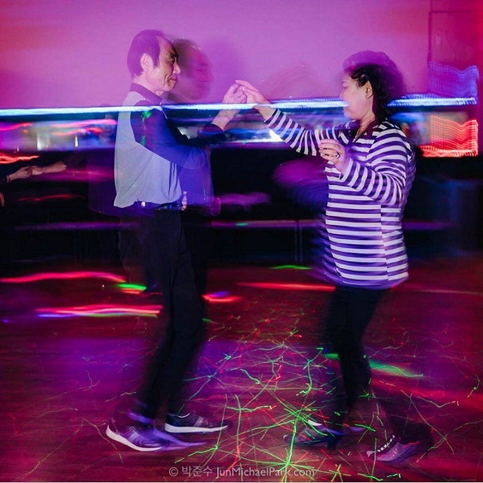 混舞廳才是正經事!韓國熟齡Disco重新流行:人都需要「沒人會碎念的地方」_img_1