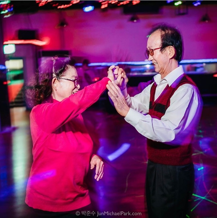 混舞廳才是正經事!韓國熟齡Disco重新流行:人都需要「沒人會碎念的地方」_img_2