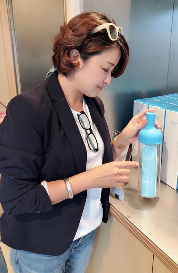 2020年代表色經典藍，如何穿出優雅感？50+讀者的藍色穿搭故事_img_7