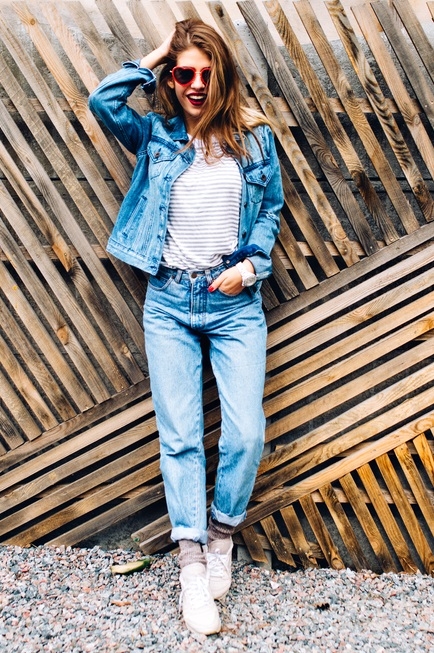 百搭但不是人人會搭！掌握腰、臀、腿重點，50後穿出牛仔褲時尚感_img_4