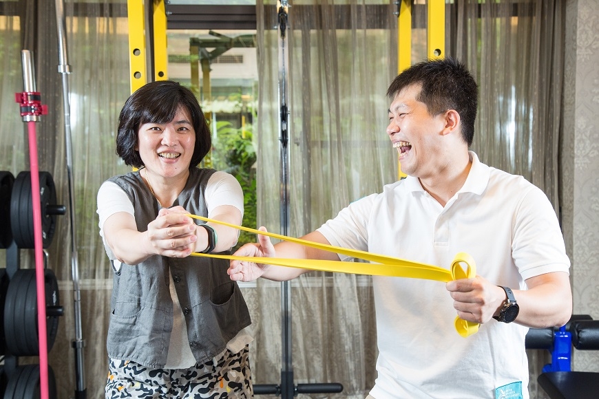 運動但成效有限？防護員推薦：4種在家「對症運動」，改善駝背、膝蓋痛、腿無力_img_5