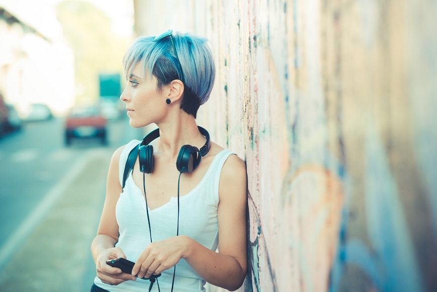 白髮一直長，又不想常染？髮型師：中間色混染或剪出層次，漂亮髮型更持久 _img_3