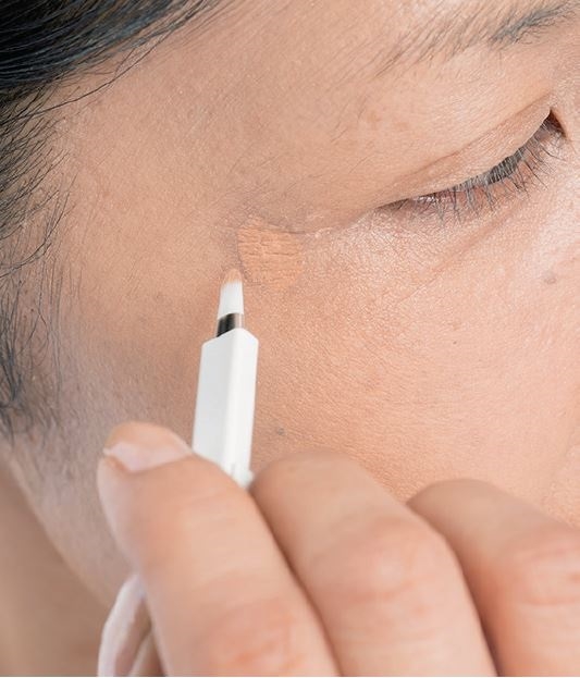 50歲後的淡妝美!斑點、鬆弛、臉凹7大常見問題,宛若素顏的遮瑕法_img_1