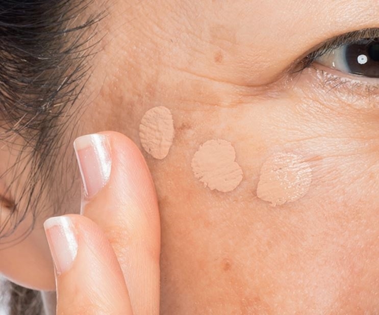 50歲後的淡妝美!斑點、鬆弛、臉凹7大常見問題,宛若素顏的遮瑕法_img_3