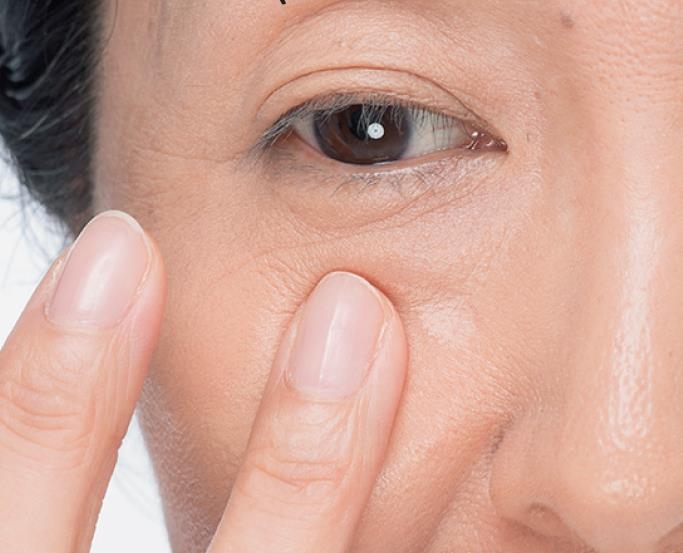 50歲後的淡妝美!斑點、鬆弛、臉凹7大常見問題,宛若素顏的遮瑕法_img_5