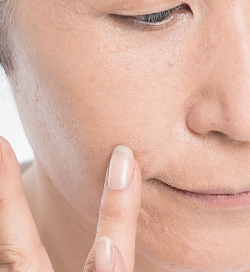 50歲後的淡妝美!斑點、鬆弛、臉凹7大常見問題,宛若素顏的遮瑕法_img_7