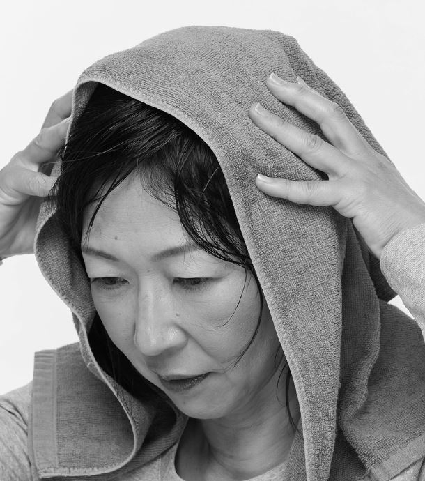 怎麼吹頭髮,看起來更年輕?日本髮型師:加點手部技巧,是否有型就差很多_img_3