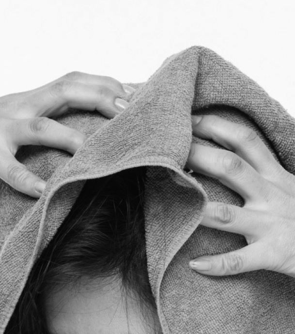 怎麼吹頭髮,看起來更年輕?日本髮型師:加點手部技巧,是否有型就差很多_img_4