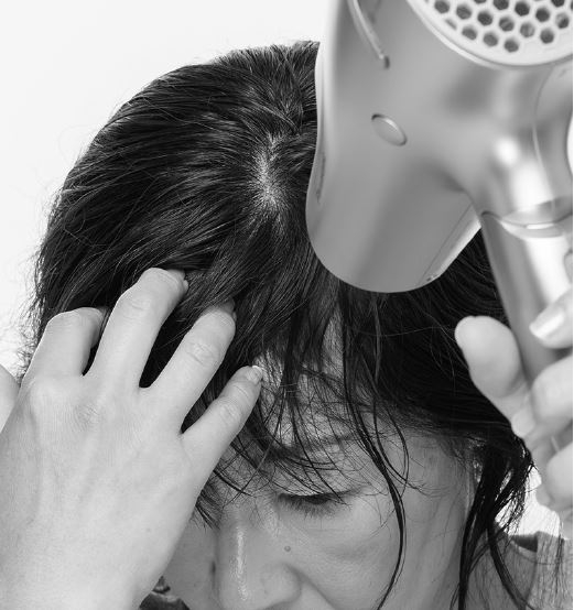 怎麼吹頭髮,看起來更年輕?日本髮型師:加點手部技巧,是否有型就差很多_img_5