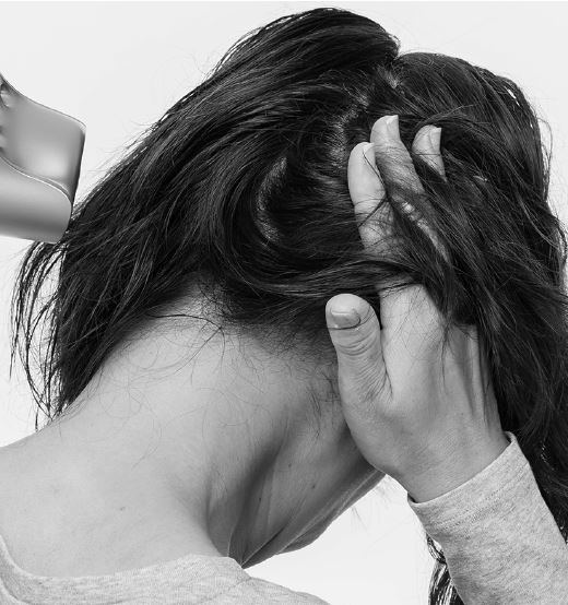 怎麼吹頭髮,看起來更年輕?日本髮型師:加點手部技巧,是否有型就差很多_img_6