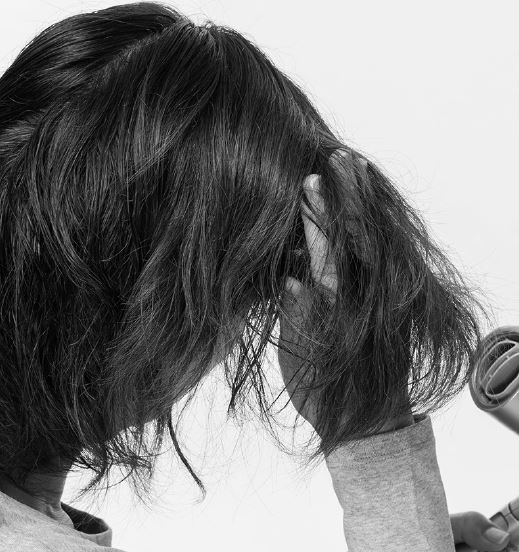 怎麼吹頭髮,看起來更年輕?日本髮型師:加點手部技巧,是否有型就差很多_img_7