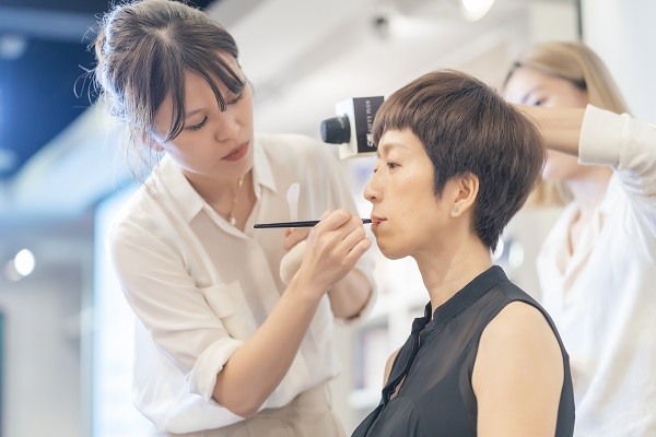 顏色對了就優雅！從髮色、妝容到穿搭 找出最適合的自己_img_1