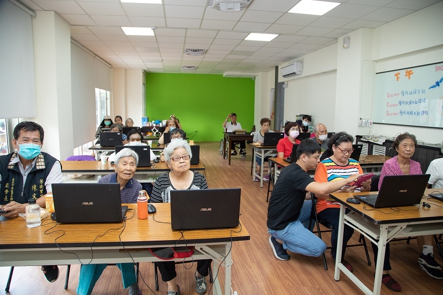 自製LINE貼圖課程額滿！台灣最小縣市嘉義市，如何讓熟齡族變成數位玩家？_img_1
