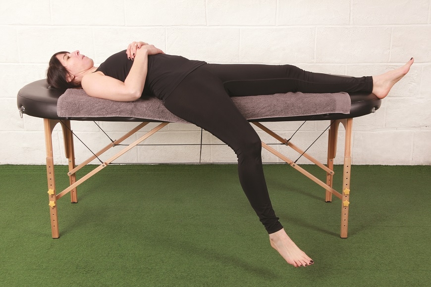 久坐、動太多害你膝蓋痛！50後必知：護膝要放鬆髖部，3動作讓雙腿更穩_img_2