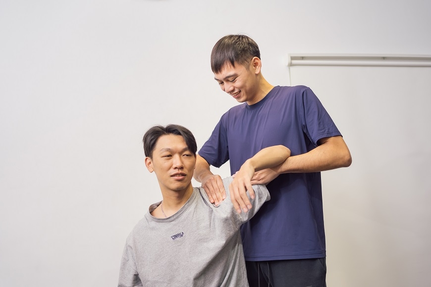 肩痛、背痛、腰痛，復健很久但沒改善？物理治療師：5動作放鬆過勞肌肉，姿勢對才能根治疼痛_img_1