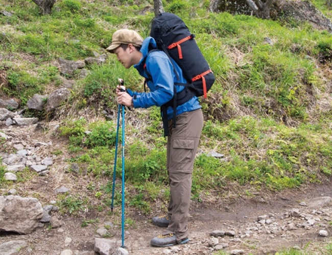 如何爬山才燃脂又保護膝蓋？教練傳授：上下坡步行與使用登山杖的正確方法_img_14