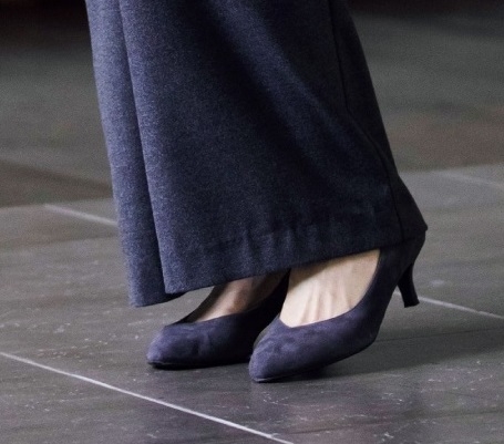 冬季穿搭如何營造視覺修長感?不是穿深色就顯瘦,選對顏色和版型變俐落_img_8