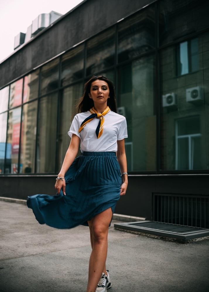 人人都有的基本款,如何穿出新感覺?可帥氣可優雅,白襯衫的10種清爽穿搭_img_5