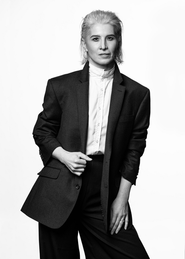 人人都有的基本款,如何穿出新感覺?可帥氣可優雅,白襯衫的10種清爽穿搭_img_7