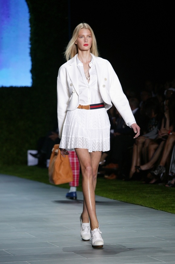 人人都有的基本款,如何穿出新感覺?可帥氣可優雅,白襯衫的10種清爽穿搭_img_11