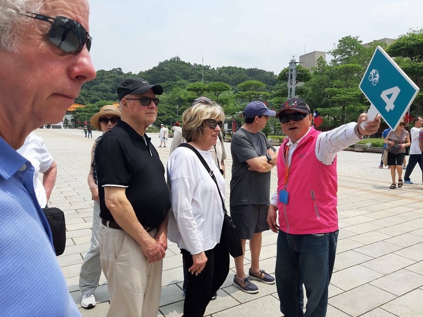 每天讀英文報、為太太做飯！80歲導遊張明石：好奇心勝過面子，凡事「不要臉」問到會，就好快樂_img_4