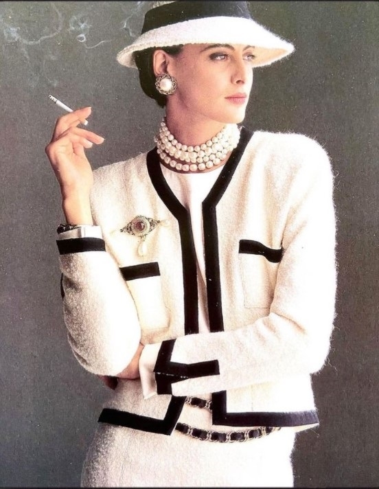 為何法國女人穿白襯衫、牛仔褲就好看？63歲超模法桑琪：優雅是少勝過多_img_1