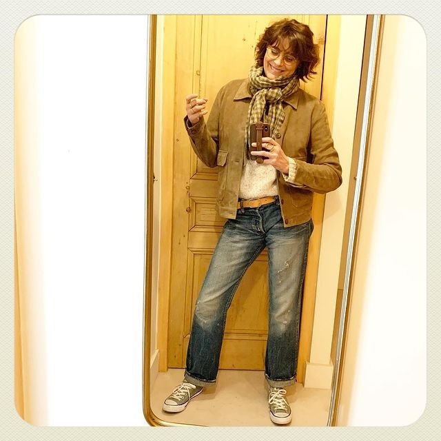 為何法國女人穿白襯衫、牛仔褲就好看？63歲超模法桑琪：優雅是少勝過多_img_3