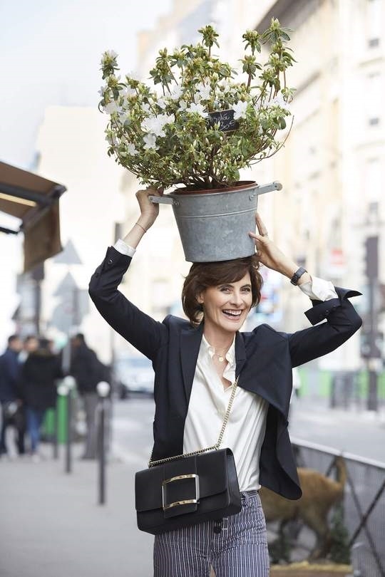 為何法國女人穿白襯衫、牛仔褲就好看？63歲超模法桑琪：優雅是少勝過多_img_6