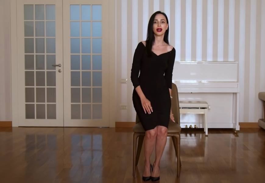 英國王妃最愛!雙腿看起來更修長、氣場自信優雅的站姿與坐姿_img_4