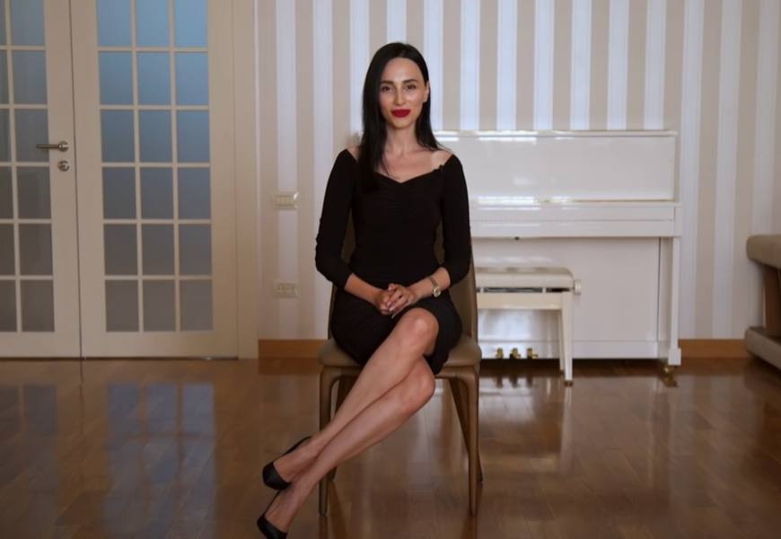 英國王妃最愛!雙腿看起來更修長、氣場自信優雅的站姿與坐姿_img_7