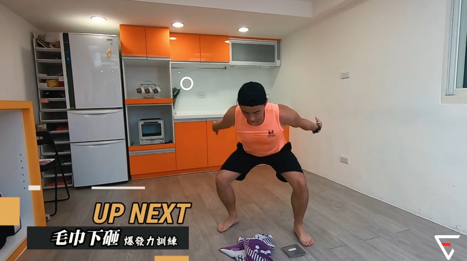 沒器材怎麼在家運動？體適能專家示範5組小挑戰，4本書就能練核心和平衡感_img_1