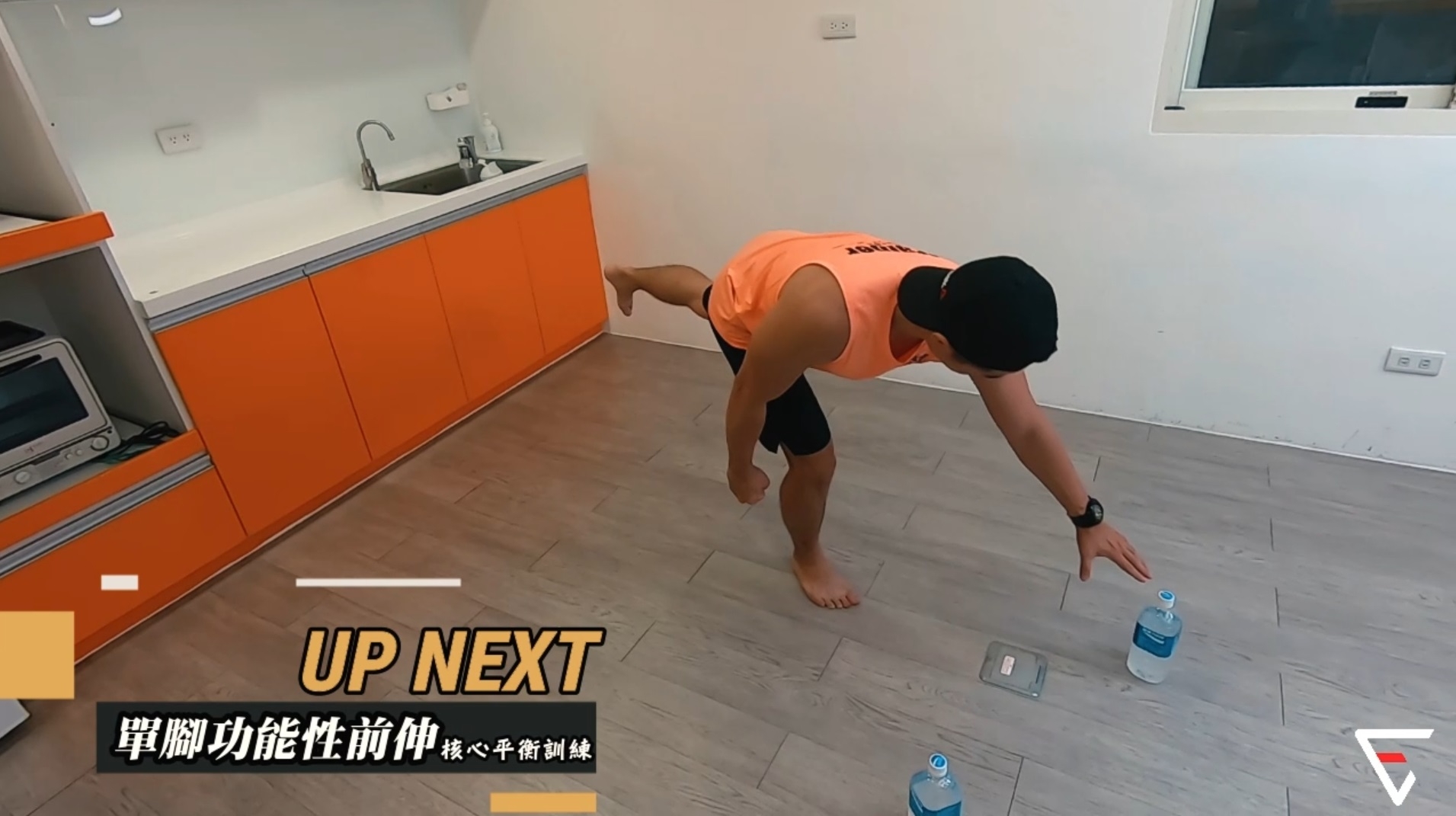 沒器材怎麼在家運動？體適能專家示範5組小挑戰，4本書就能練核心和平衡感_img_3