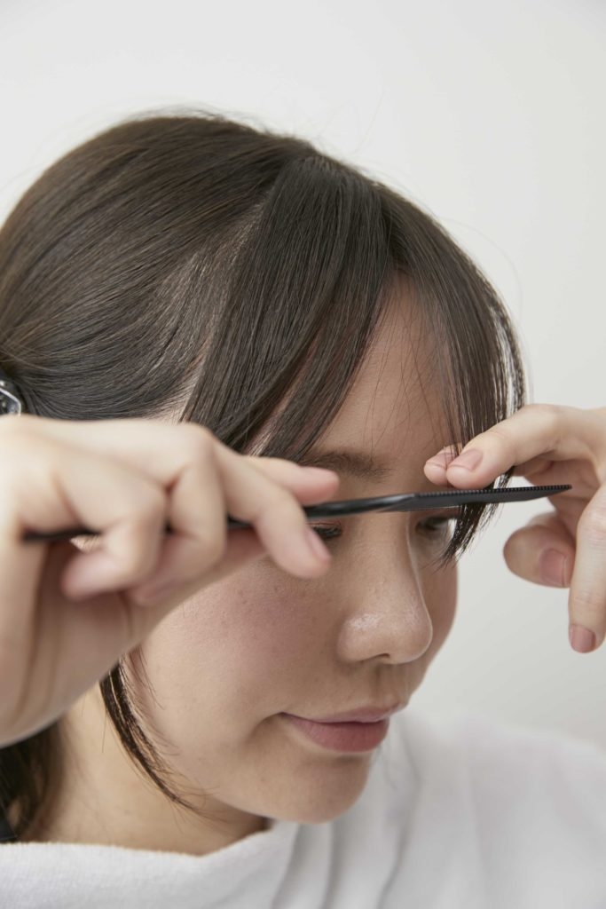 疫情下不去美容院,也能自己在家剪髮!髮型師傳授:男女都適用的3個不失敗技巧_img_4