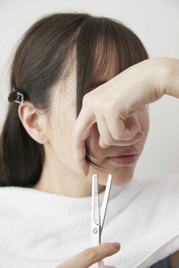 疫情下不去美容院,也能自己在家剪髮!髮型師傳授:男女都適用的3個不失敗技巧_img_6